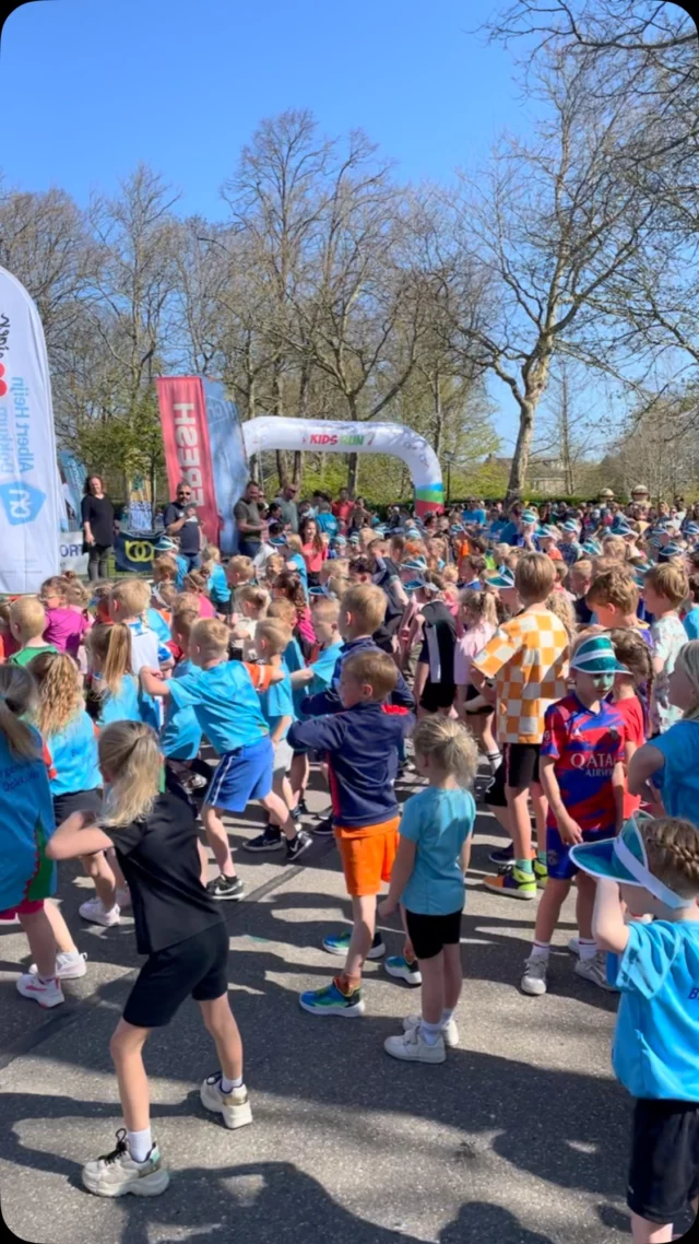De warming up van de Kabelnoord Kidsrun door Joël Kamminga voor de basisschoolgroepen. Wat een feest!
