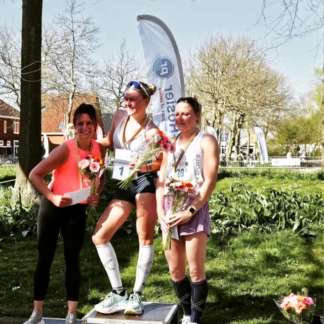 En de nr 1, 2 en 3 dames 21.1 km en heren en dames 10 en 5 km 23e Bonfatiusloop!! Toppers!!!! 

De winnaars 1️⃣2️⃣3️⃣van de verschillende afstanden hardlopen 5, 10 en 21.1 km 23e editie Bonifatiusloop Dokkum! 
Bekijk hier de uitslagen van het geweldige loopfeest 🏃 van de afgelopen 23e editie Bonifactiusloop 2025 en de mooie foto's van het hardlopen door Marcel R foto- & videografie https://bonifatiusloop.nl/fotos-videos/marcelr-fotografie-hardlopen-2025/
