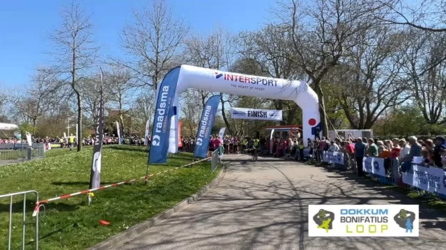 𝗪𝗮𝘁 𝗲𝗲𝗻 𝗽𝗿𝗮𝗰𝗵𝘁𝗶𝗴 🌞 𝗹𝗼𝗼𝗽𝗳𝗲𝗲𝘀𝘁 𝘃𝗼𝗼𝗿 𝗷𝗼𝗻𝗴 𝗲𝗻 𝗼𝘂𝗱 𝘁𝗶𝗷𝗱𝗲𝗻𝘀 𝟮𝟯𝗲 𝗕𝗼𝗻𝗶𝗳𝗮𝘁𝗶𝘂𝘀𝗹𝗼𝗼𝗽 𝟮𝟬𝟮𝟱🏃
Dit was Dokkum op z’n mooist 💚 De 23e editie van de Bonifatiusloop heeft afgelopen zaterdag wéér bewezen waarom dit de mooiste loop van het Noorden is. Met de Bonifatiusbron en kapel als decor en een prachtige voorjaarszon was jij erbij! Adembenemend 😍 Dankjewel voor alle deelnemers aan de Sionsberg wandeltocht, Kabelnoord Kidsrun en de Lopen met Hugo-Intersport Dokkum• Drachten hardloopwedstrijden, vrijwilligers, sponsoren en dat je samen met ons als organisatie hebt geschitterd in Dokkum✨ Wij hopen jullie allemaal weer te begroeten bij de volgende Bonifatiusloop in 2026!

Bekijk hier alle foto's en de aftermovie en herbeleef de sfeer van zaterdag 12 april 2025 https://bonifatiusloop.nl/fotos-videos/